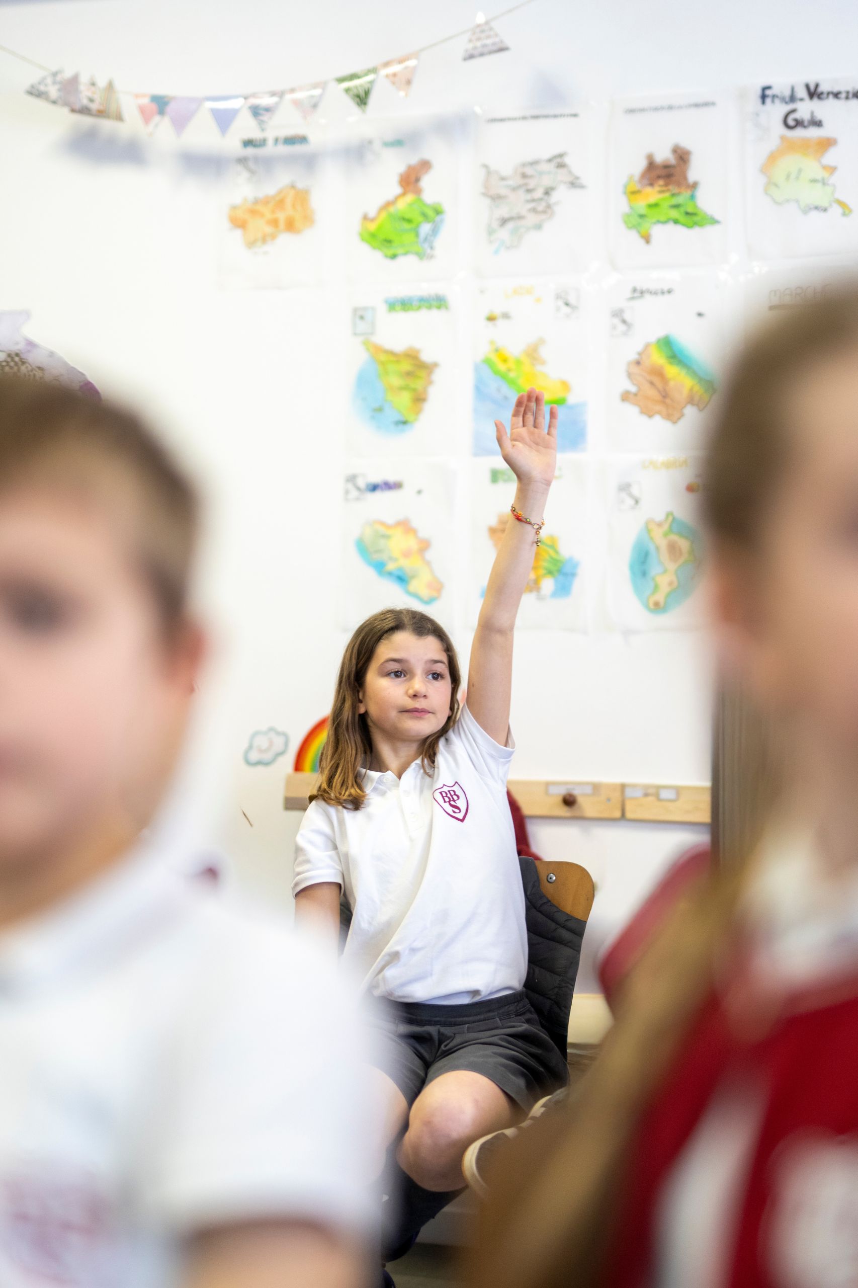 Una lezione di Primary in inglese a BBS, mani alzate