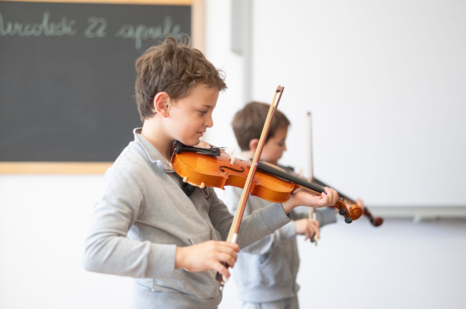 Due bambini della BBS Primary suonano il violino