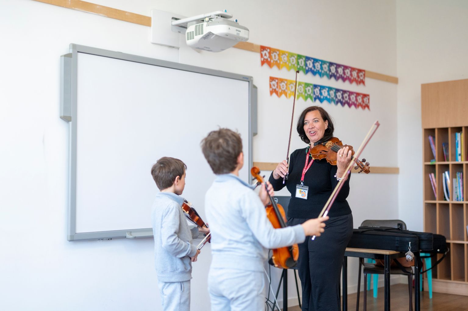 Una lezione di violino alla Primary BBS con l’insegnante di musica