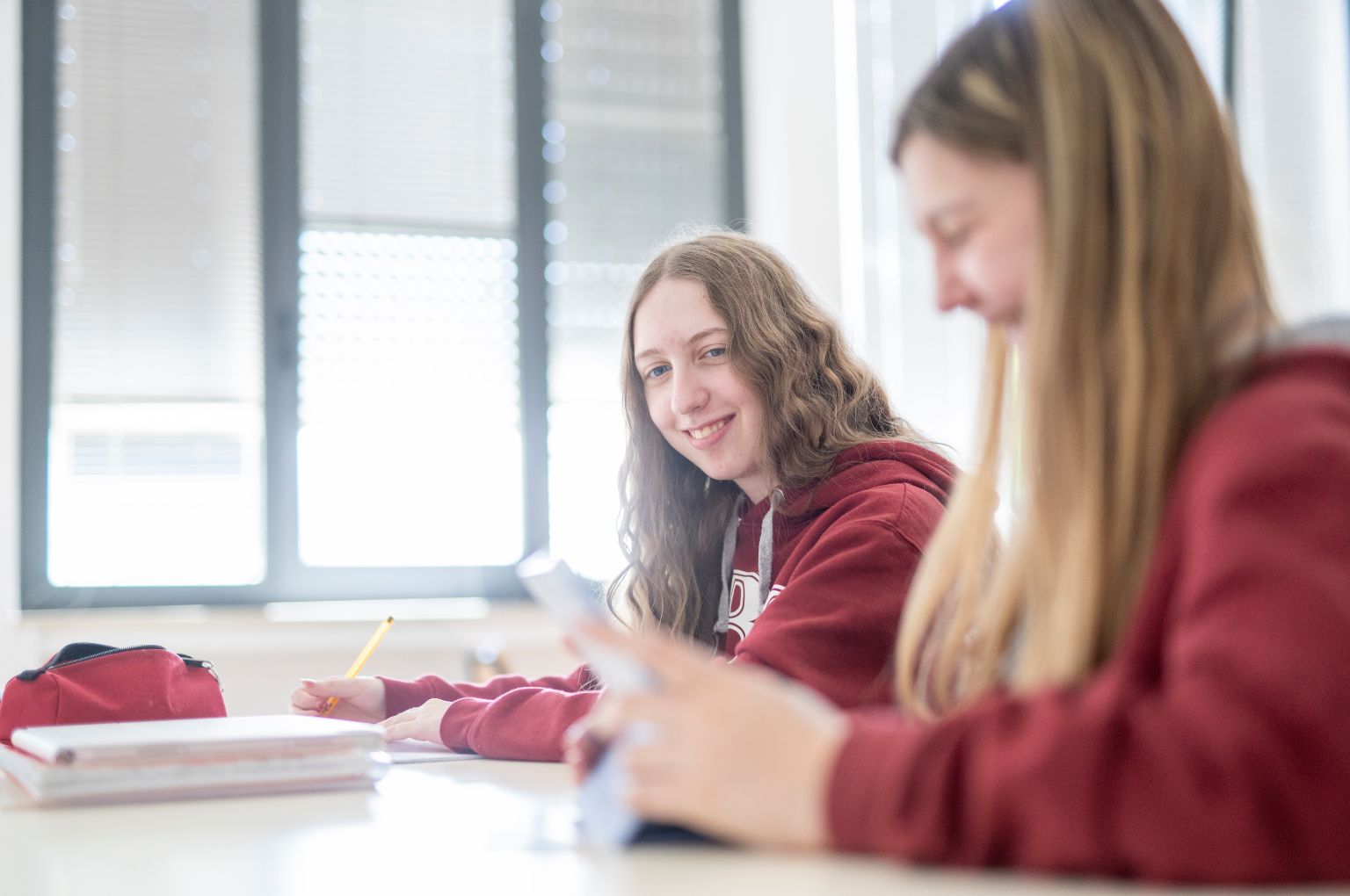 Studenti BBS che lavorano insieme in classe