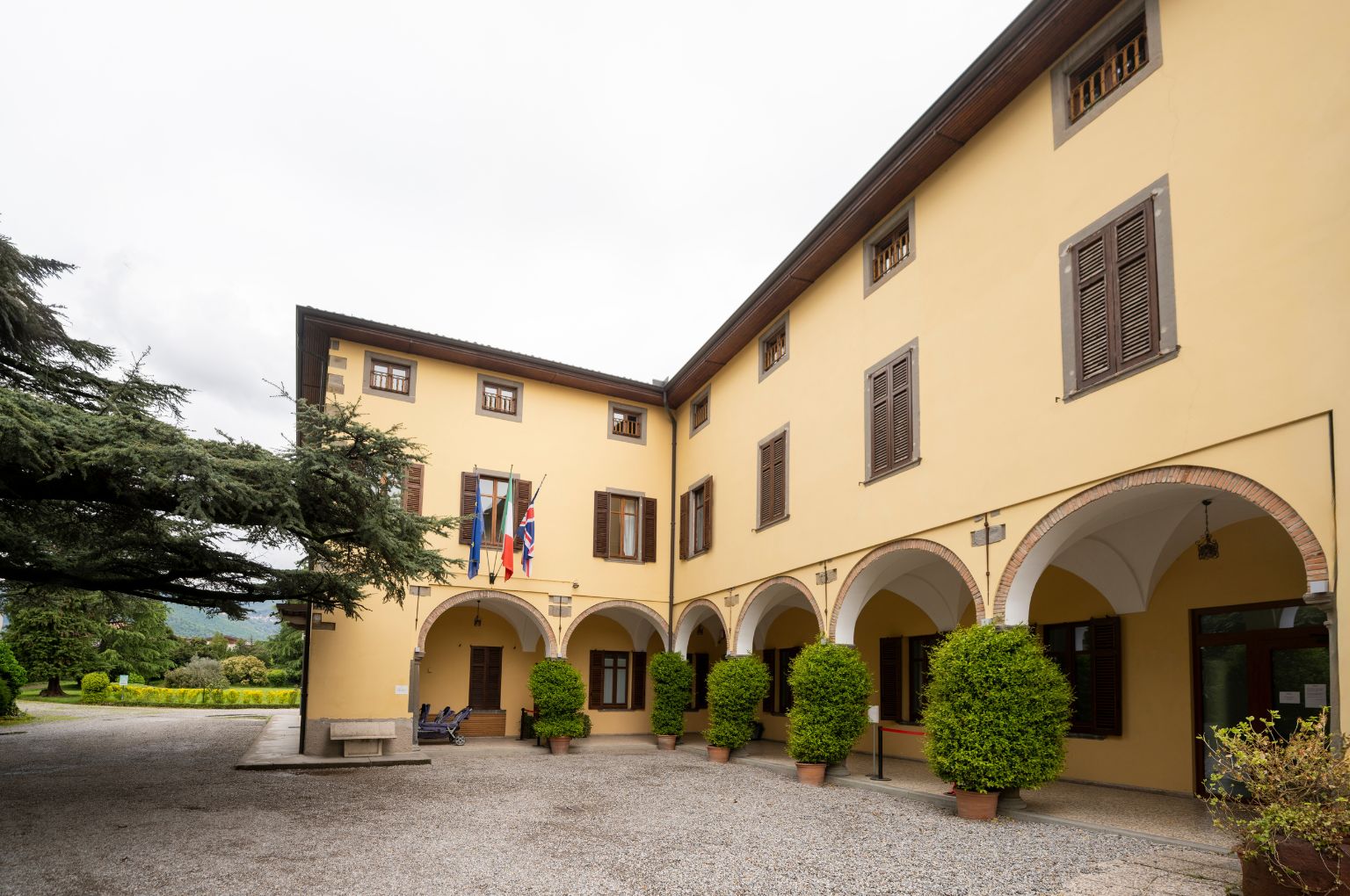 The courtyard of the BBS historic villa in Scanzorosciate