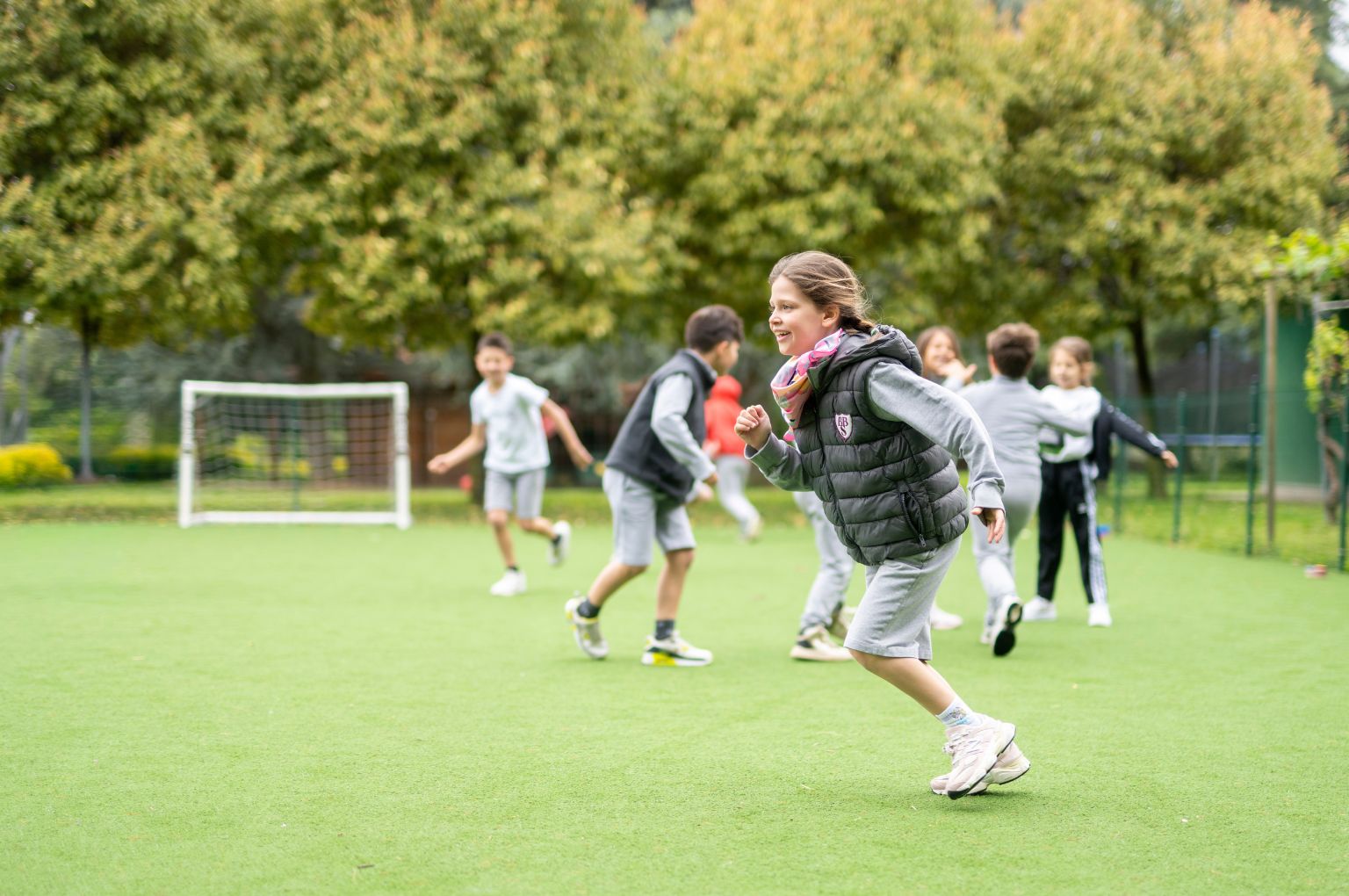 Bambini BBS che giocano a calcio nel parco