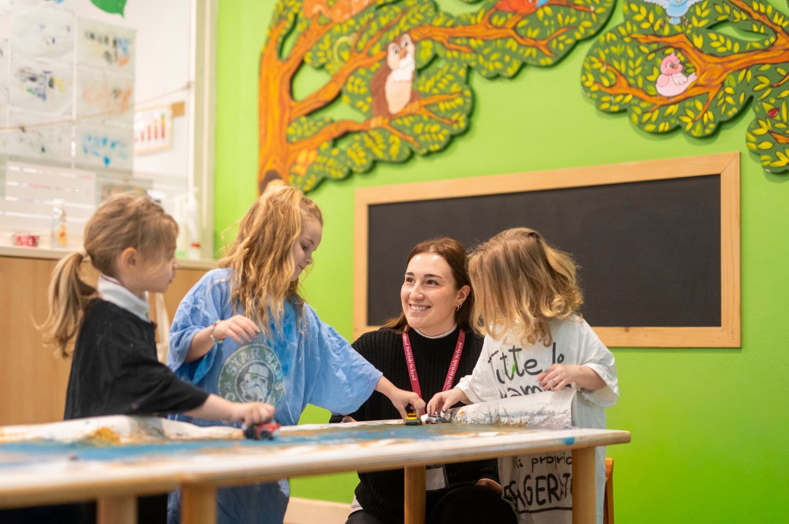Gioco sensoriale con l’acqua con le educatrici alla BBS Nursery