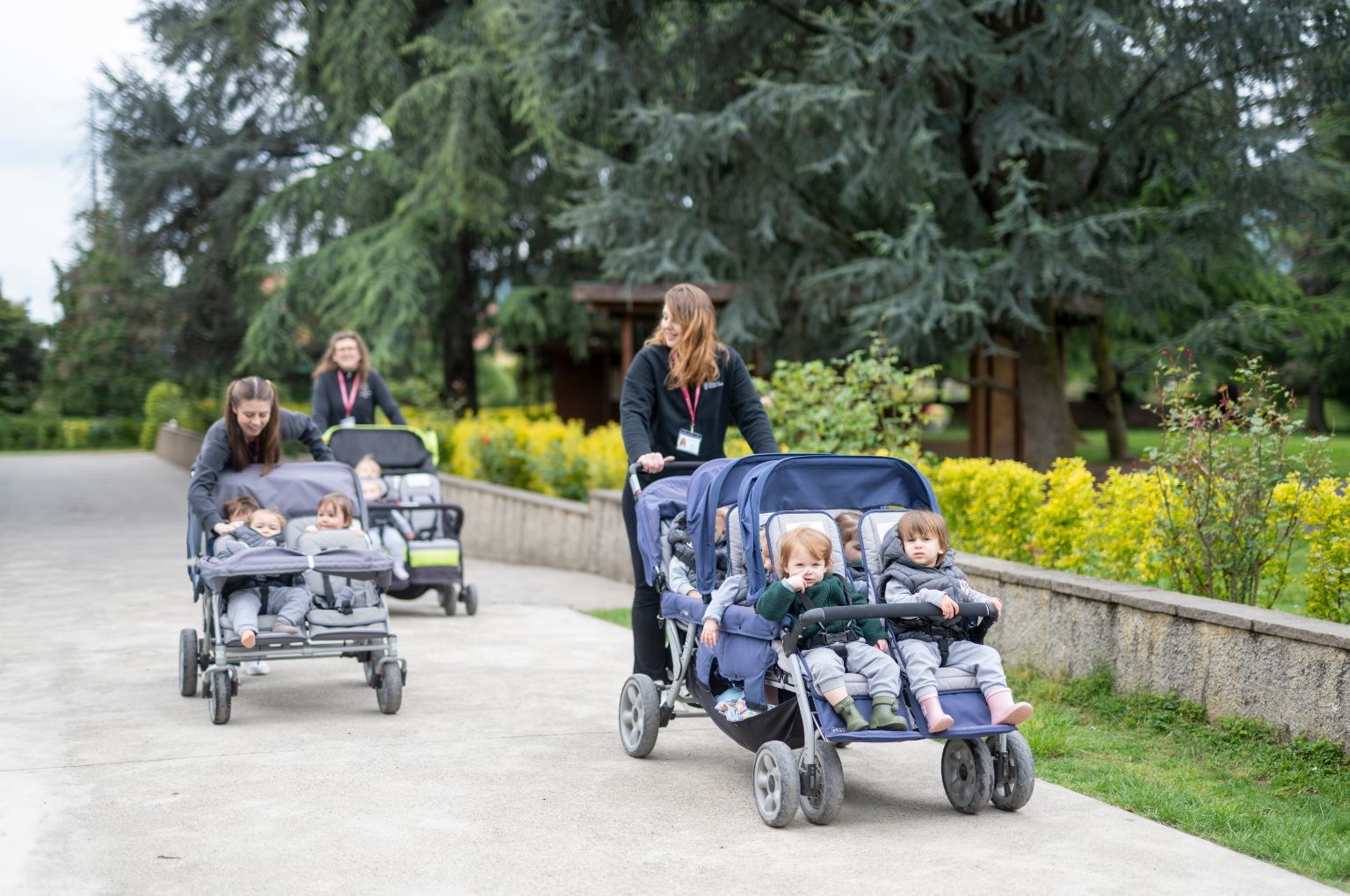 Educatrici della BBS Nursery che portano i passeggini nel parco