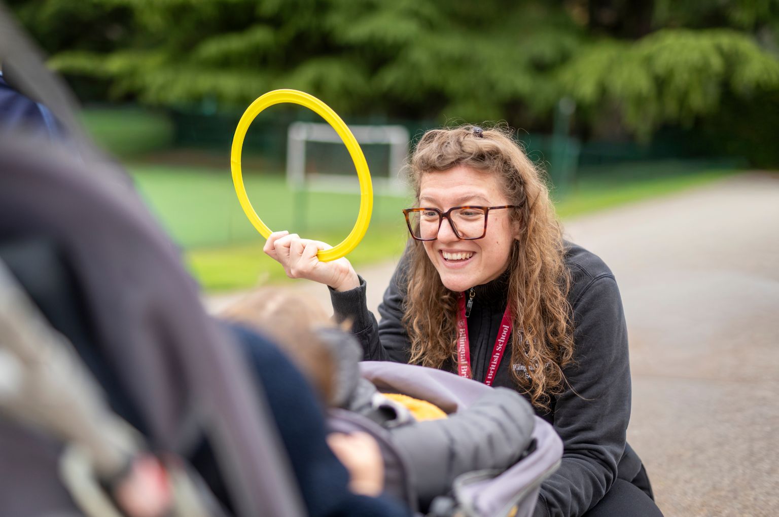 Gioco nel giardino con i cerchi alla BBS Nursery