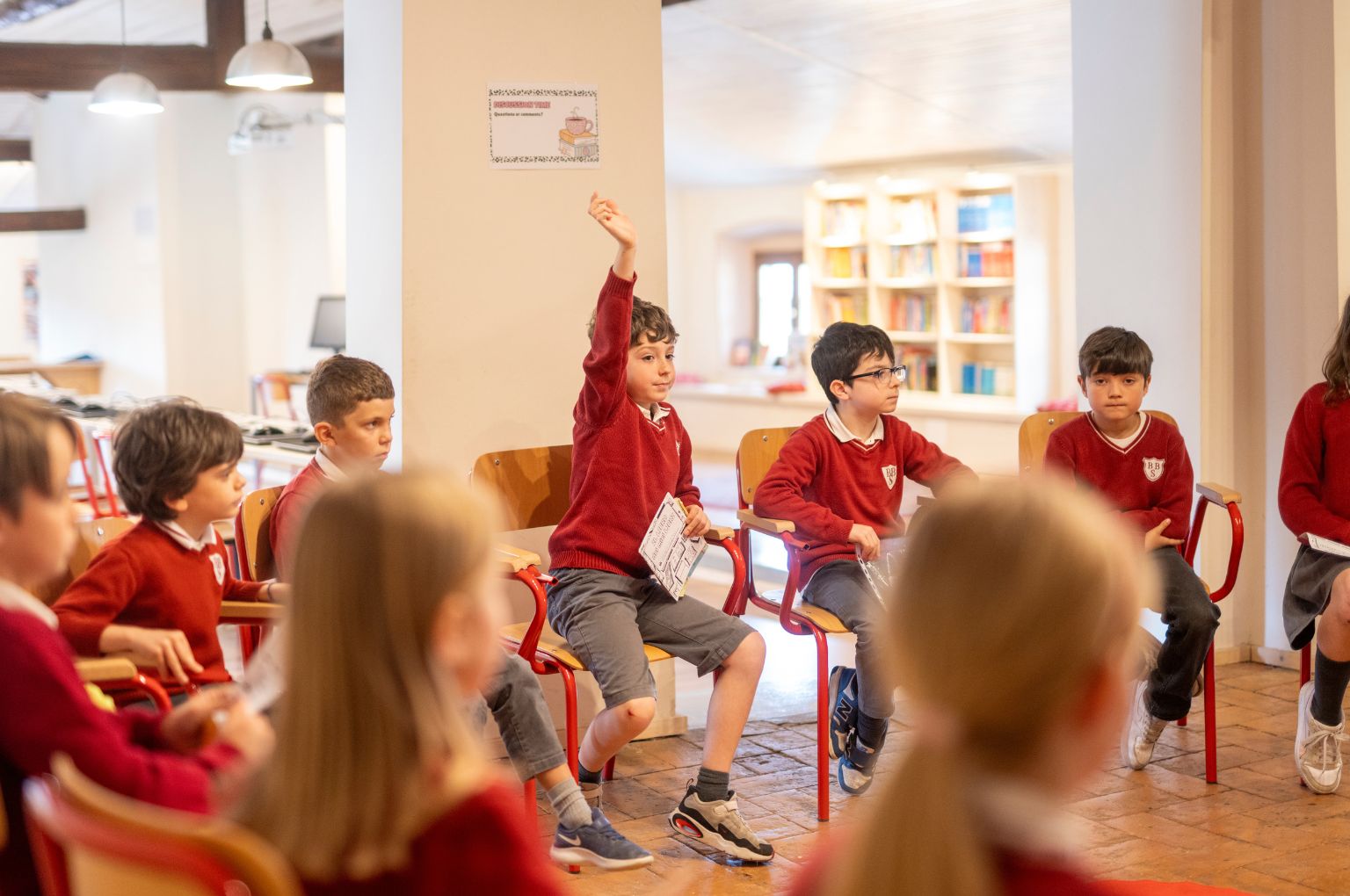 Un’insegnante BBS che legge con i bambini in biblioteca