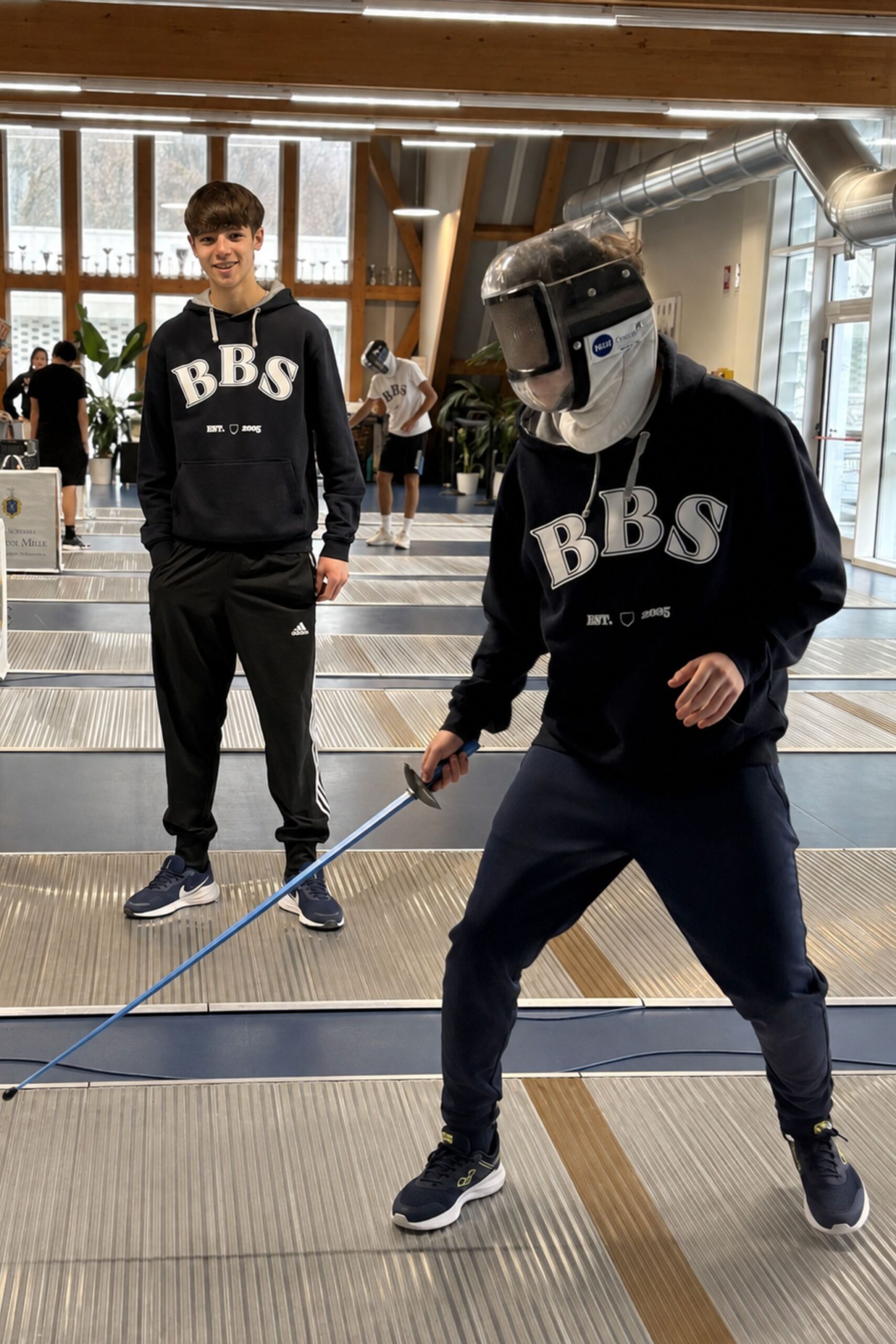 Due studenti BBS che tirano di scherma