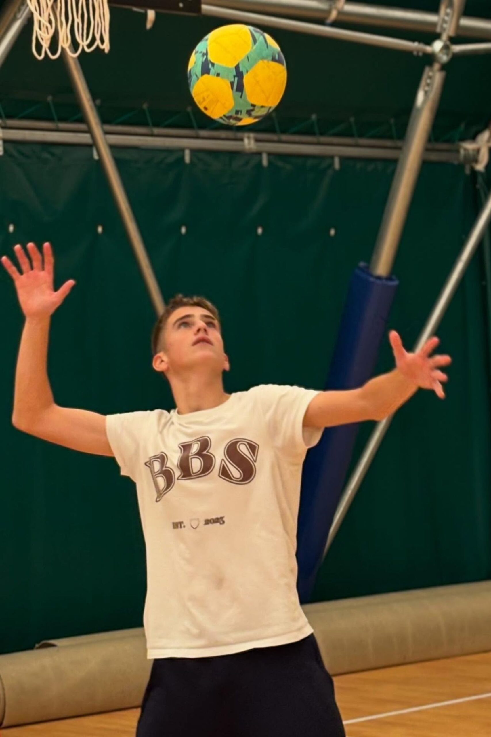 Uno studente BBS che gioca a pallavolo