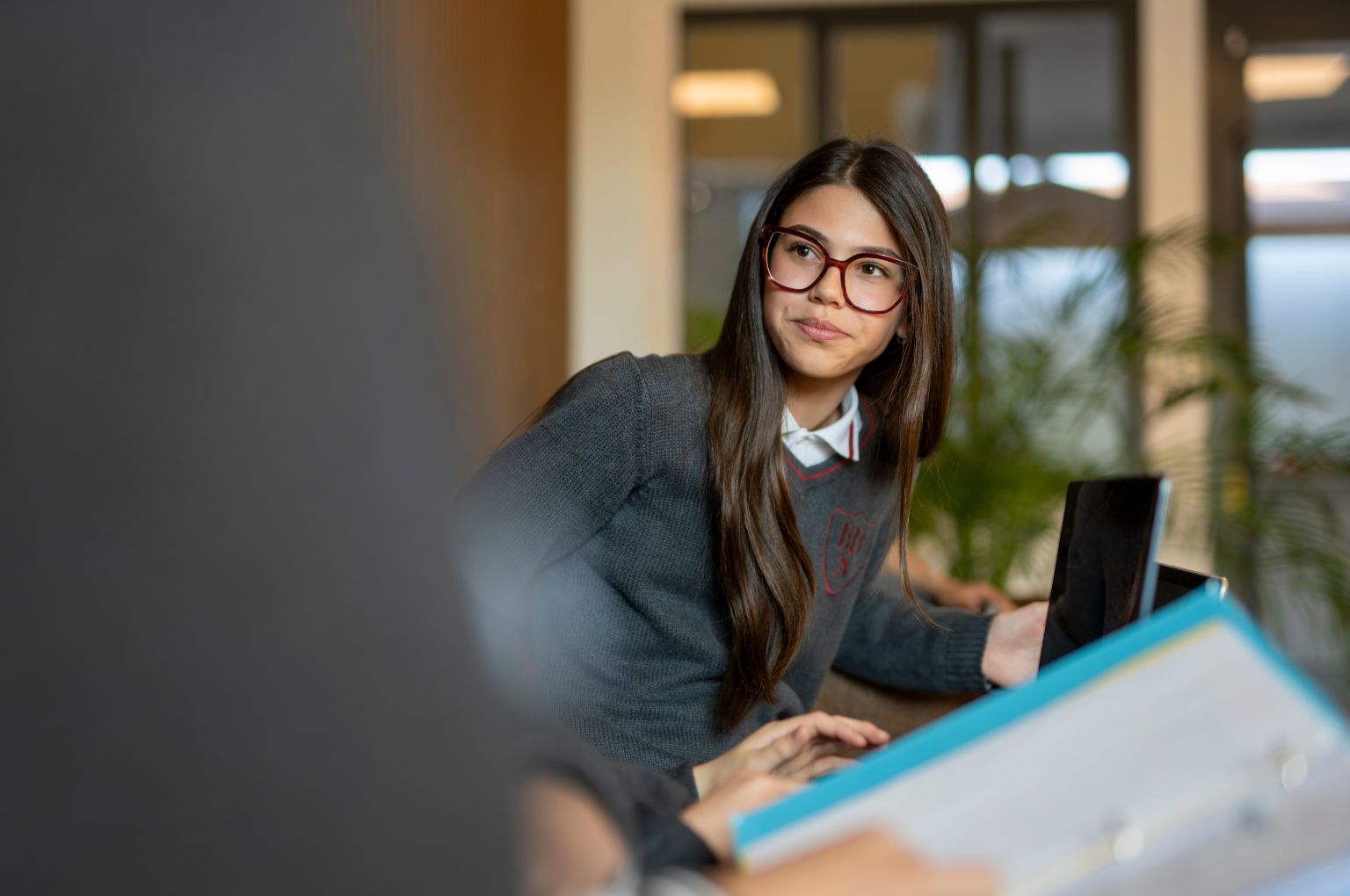 Uno studente BBS che lavora nella lounge del campus di Bergamo