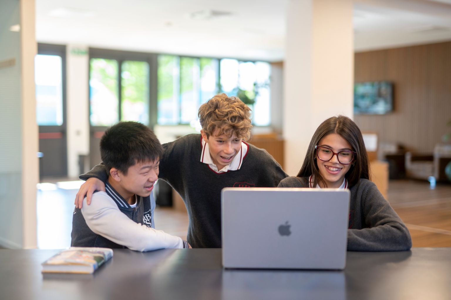 Studenti della BBS Middle School che lavorano in gruppo in classe