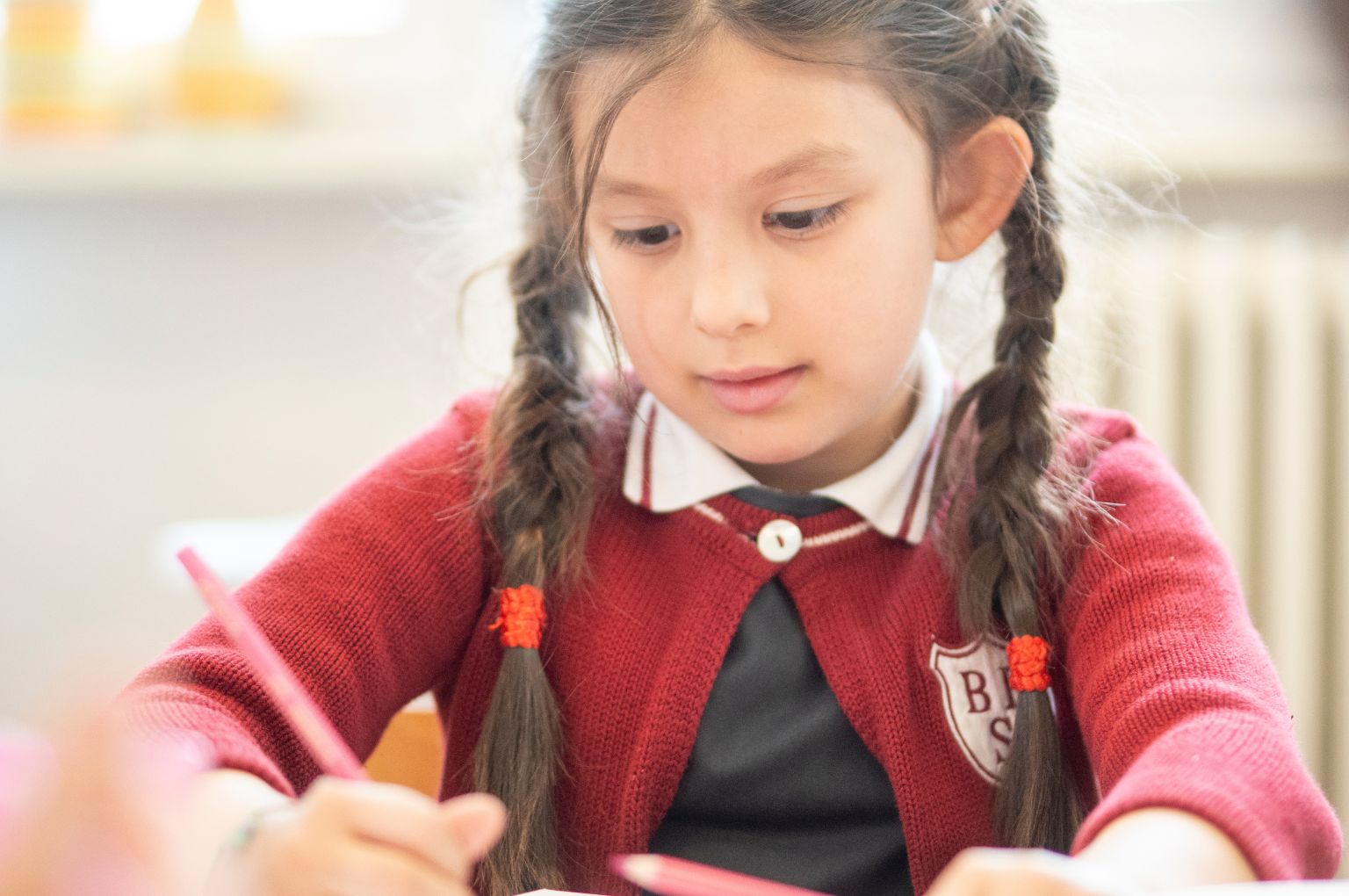 Un alunno della BBS Primary che scrive in italiano