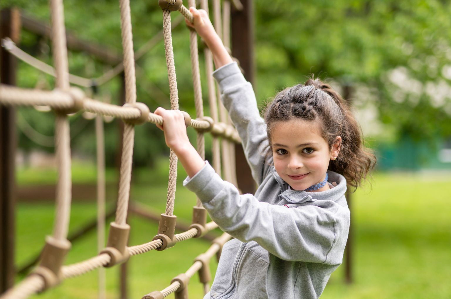Un bambino BBS che si arrampica sulla struttura di corde nel parco