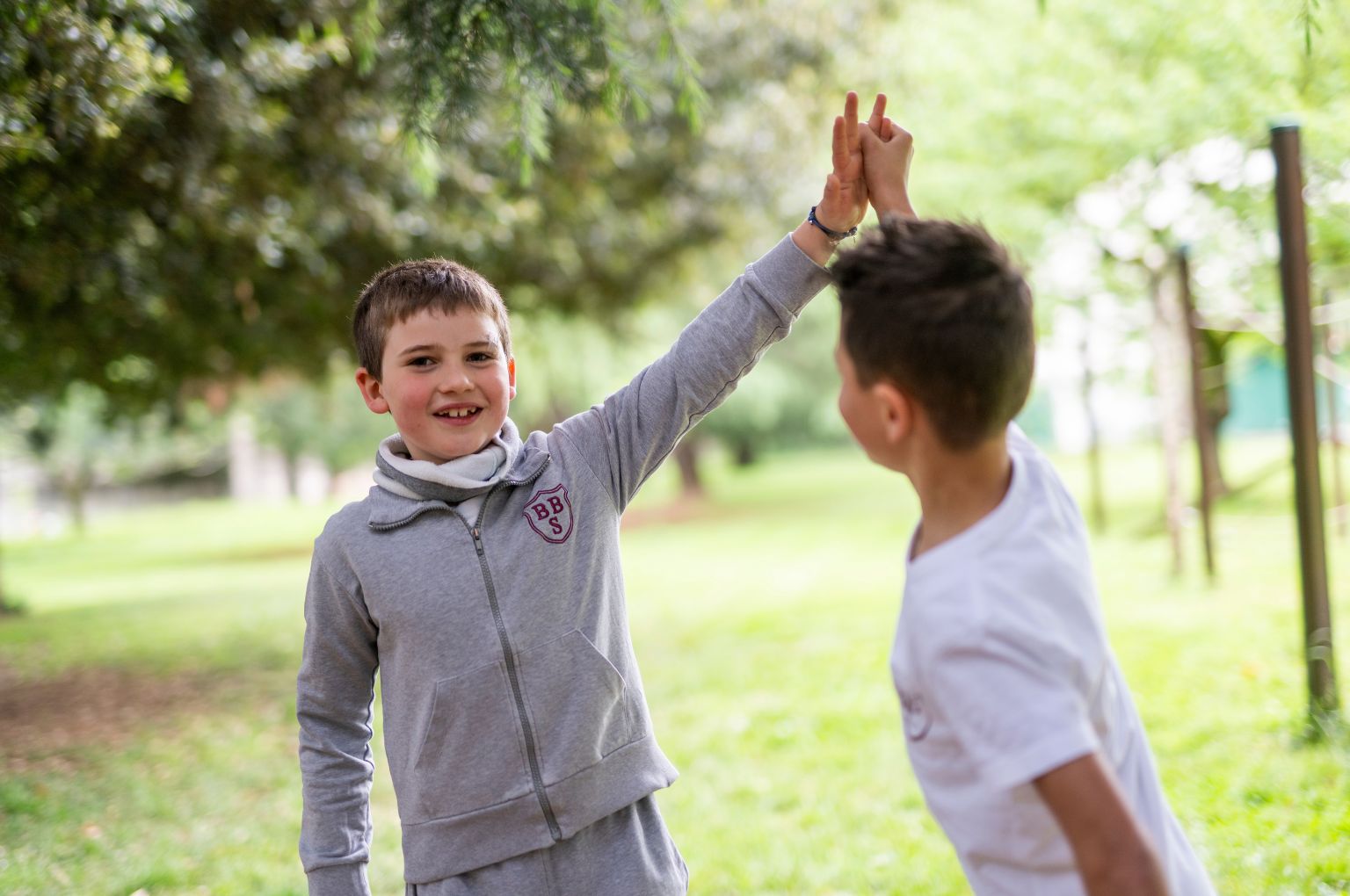 Due bambini BBS che si fanno il cinque nel parco