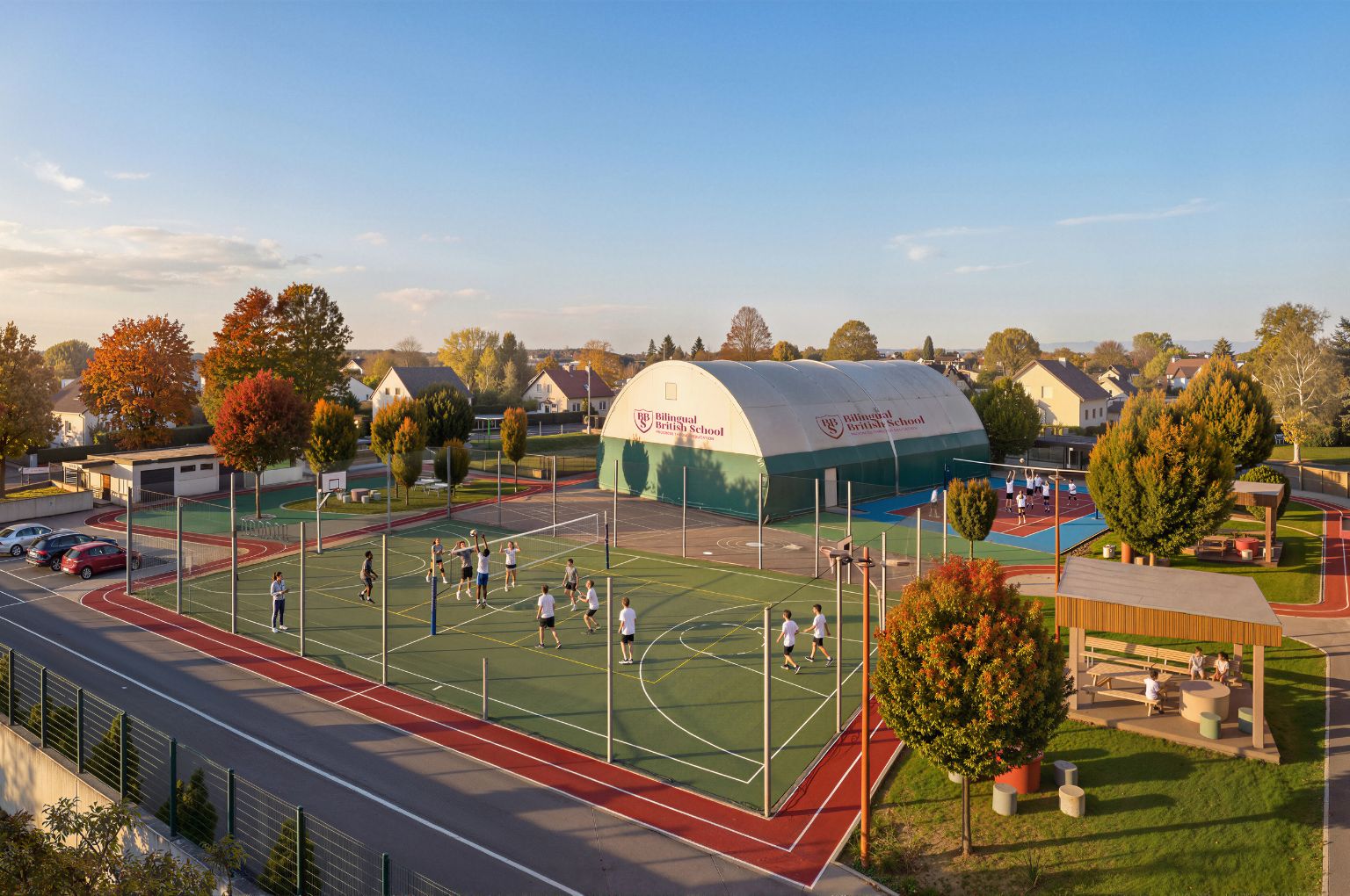 Il campus sportivo esterno riprogettato di BBS Bergamo al tramonto, con il nuovo campo e la palestra coperta