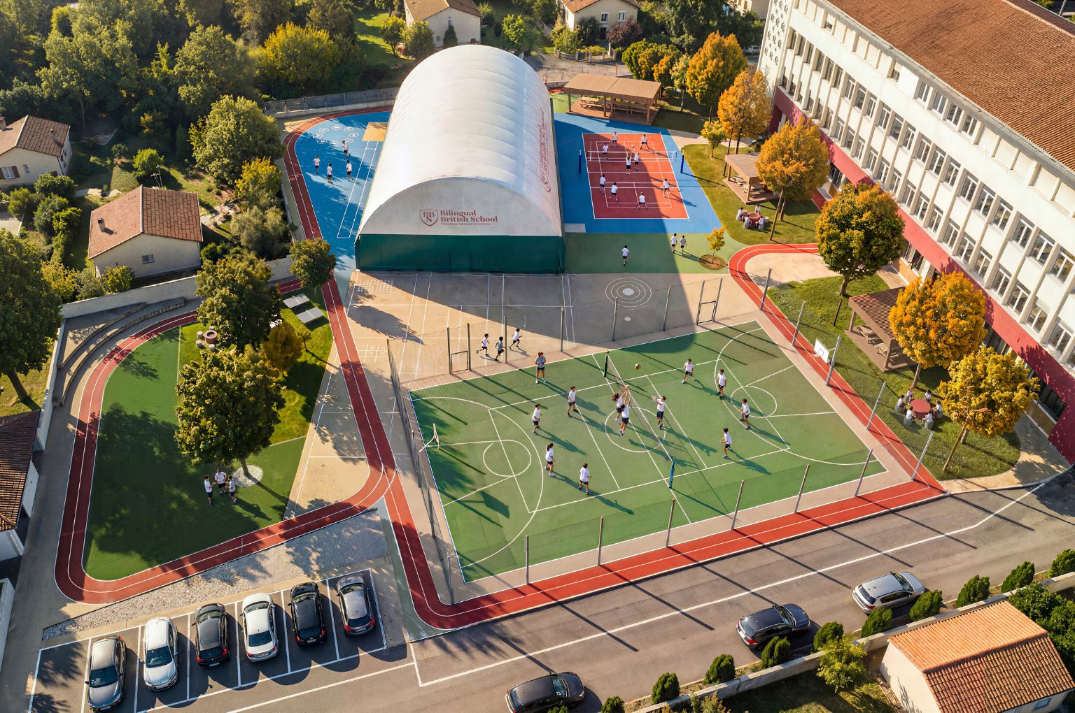 Vista aerea del campus BBS di Bergamo con la palestra coperta, il campo polivalente e il campo da pallavolo