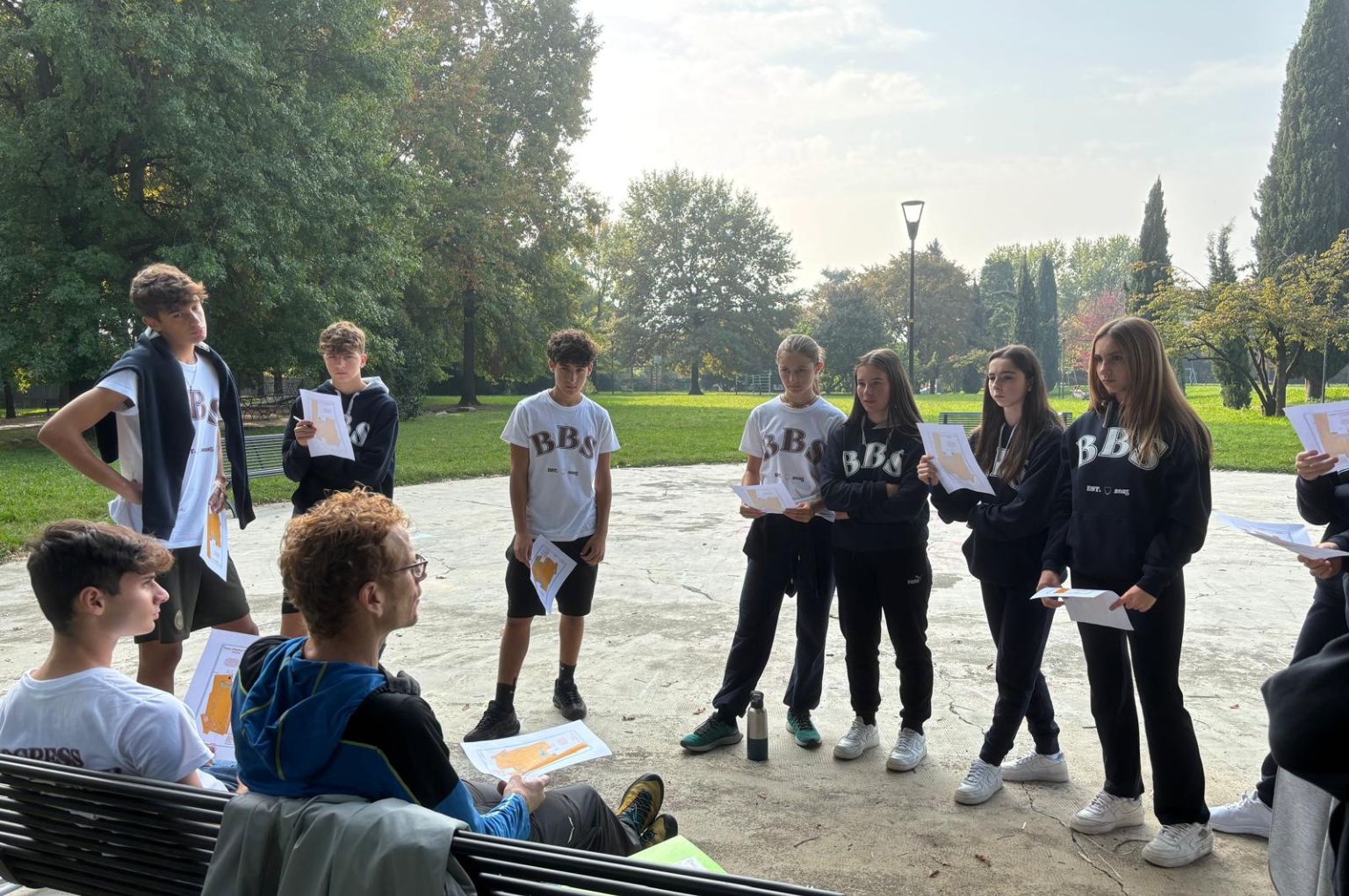 Studenti BBS che leggono le mappe durante una sessione di orientamento in un parco di Bergamo
