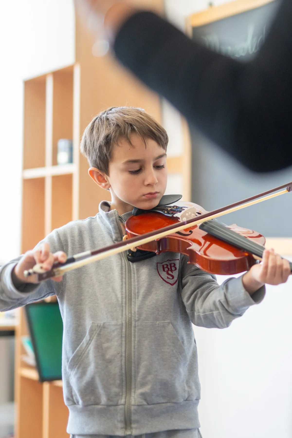 Un alunno della BBS che suona il violino